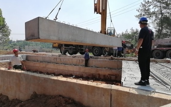 S335白湖到錢(qián)橋第3標(biāo)段橋梁吊裝順利完工