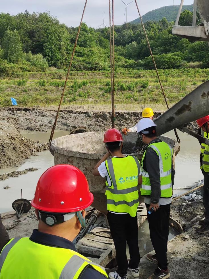 “五一假期不打烊”—— S22天天高速?zèng)鲈露?biāo)2工區(qū)項(xiàng)目首根樁基順利澆筑