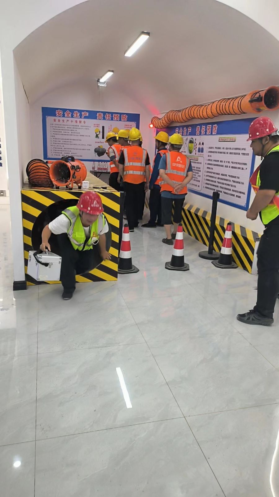 S22天天高速營嶺隧道項(xiàng)目開展開展2024年安全宣傳咨詢?nèi)栈顒? /><br />
</span> 
</p>
<p class=