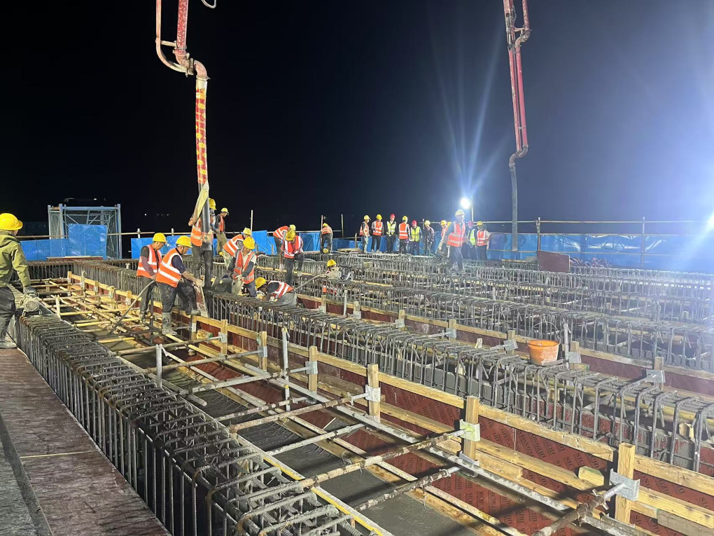 S22天天高速涼月二標二工區(qū)AK2+450匝道橋第三聯(lián)首件現(xiàn)澆箱梁底腹板澆筑順利完成