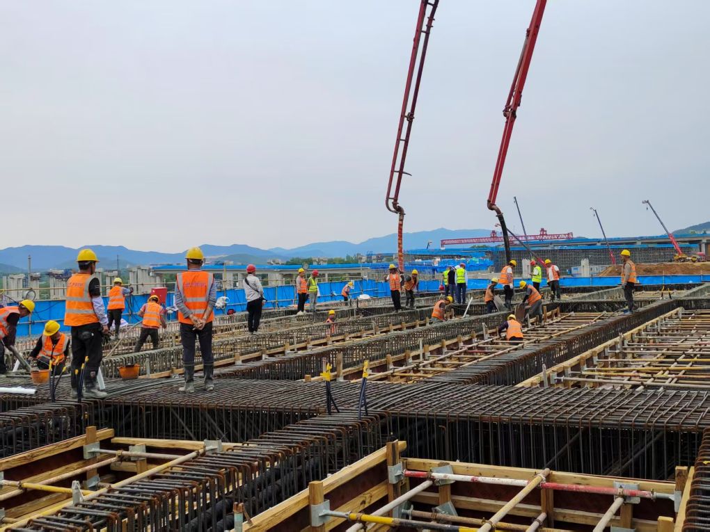 S22天天高速涼月二標二工區(qū)AK2+450匝道橋第三聯(lián)首件現(xiàn)澆箱梁底腹板澆筑順利完成