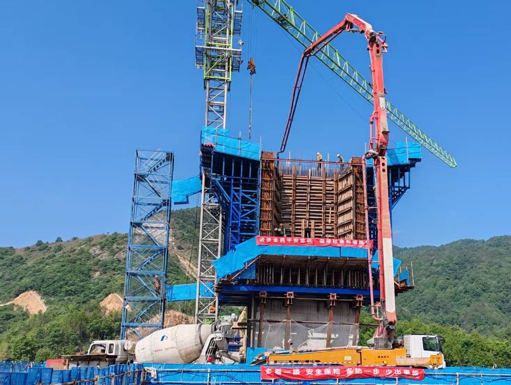 潛山市滸山湖連心大橋新建工程項目1號墩懸臂現澆箱梁0號塊澆筑順利完成