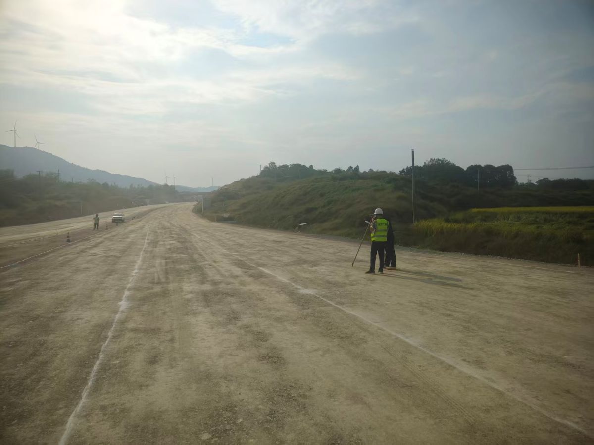 S22天天高速涼月二標2工區(qū)路基96-4區(qū)順利驗收