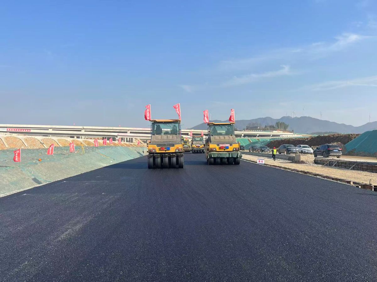 全線(xiàn)首段！S22天天高速?zèng)鲈?標(biāo)瀝青下面層試驗(yàn)段順利完成